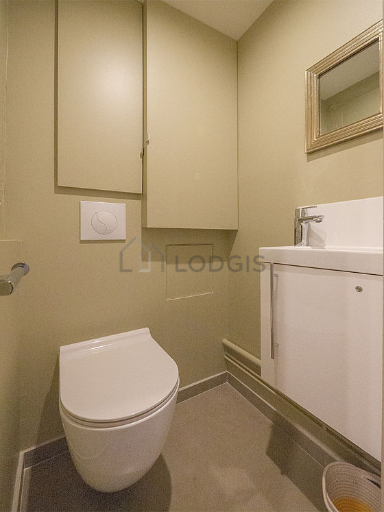 Toilettes indépendantes de la salle d'eau