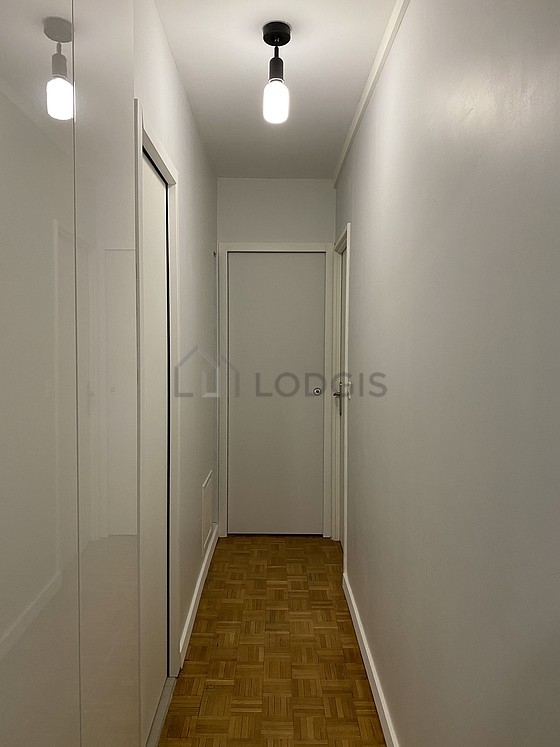 Belle entrée avec du parquet au sol