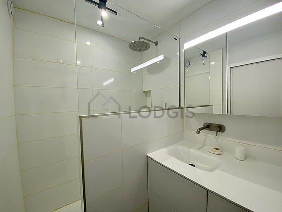 Agréable salle de bain claire avec du carrelage au sol