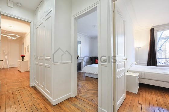 Chambre avec du parquet au sol