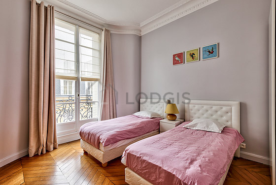 Chambre donnant sur rue