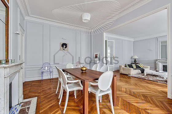 Great dining room with woodenfloor for 6 person(s)