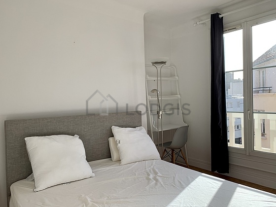 Bedroom of 13m² with wooden floor