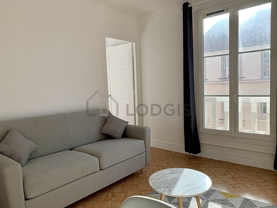 Living room of 13m² with wooden floor