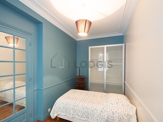 Chambre donnant sur rue