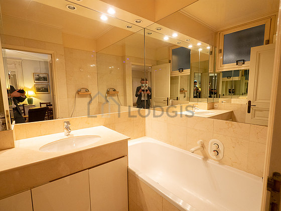 Agréable salle de bain claire avec fenêtres et du carrelage au sol