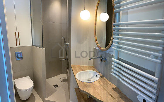 Pleasant and very bright bathroom with tile floor