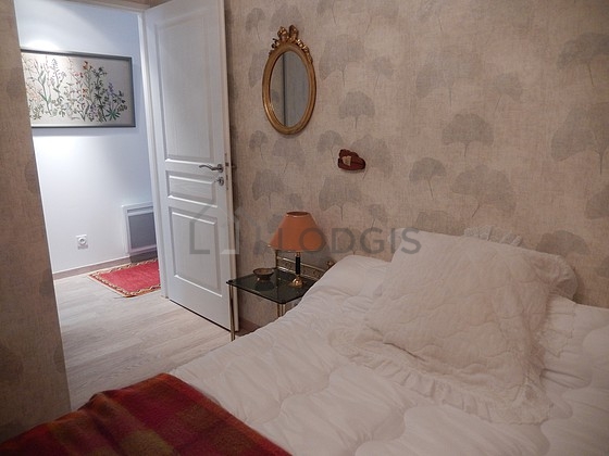 Bedroom of 8m² with wooden floor