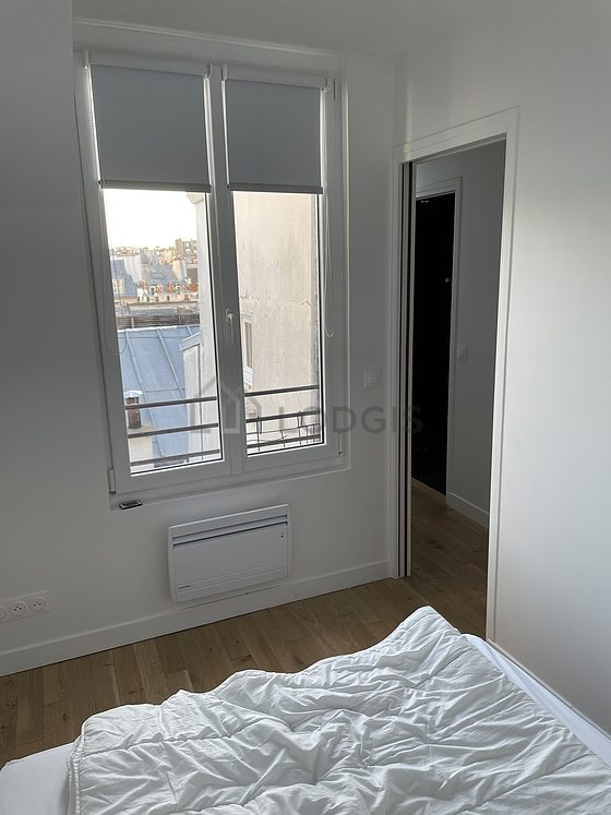 Chambre avec du parquet au sol