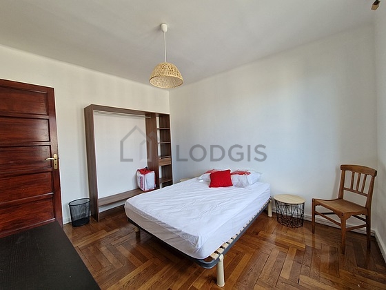Chambre avec fenêtres double vitrage