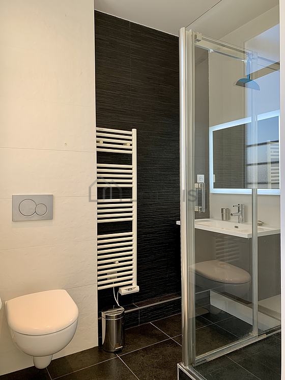 Agréable salle de bain claire avec du carrelage au sol