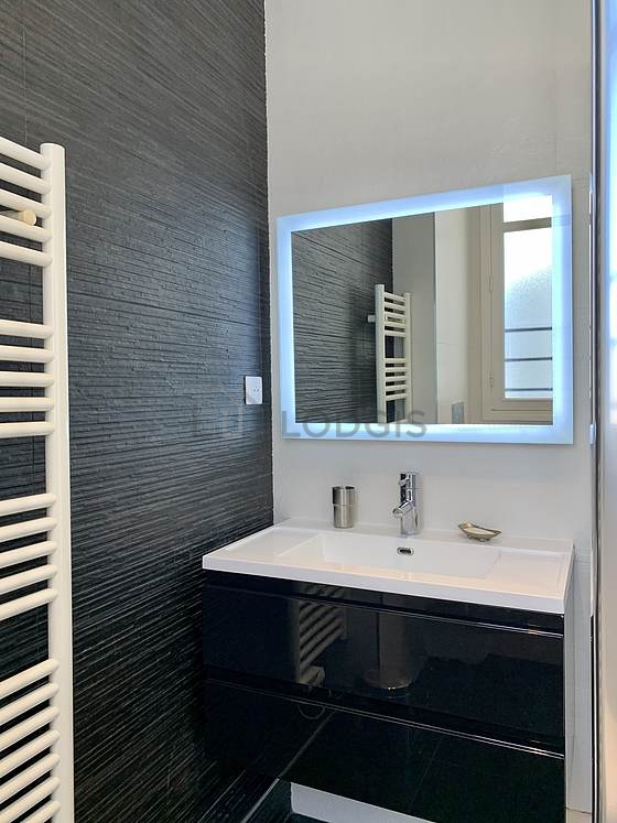 Salle de bain équipée de serviettes de bain