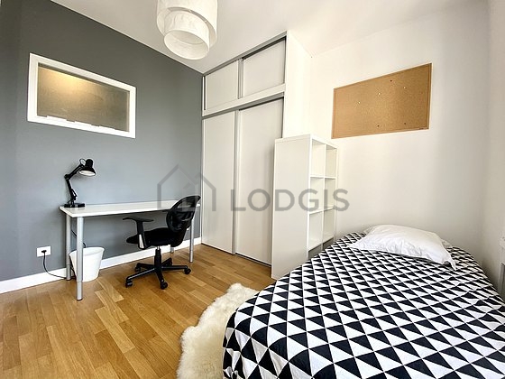 Chambre avec fenêtres double vitrage