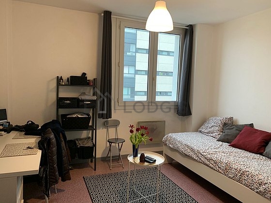 Séjour équipé de 1 lit(s) de 90cm, table basse, 1 chaise(s)
