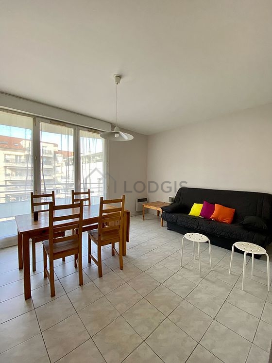 Living room furnished with 1 sofabed(s) of 130cm, sofa, 4 chair(s)