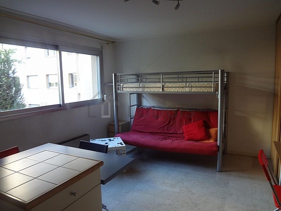 Living room furnished with 1 bed(s) of 140cm, sofa, coffee table