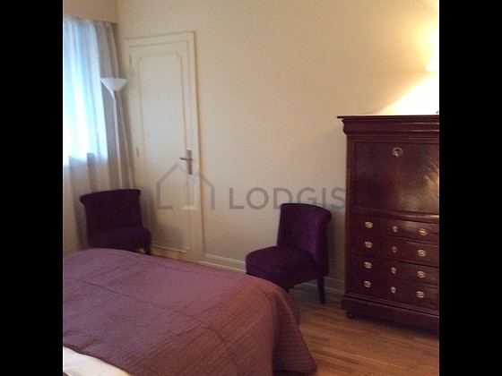 Chambre avec du parquet au sol