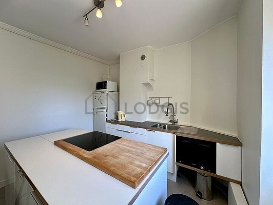 Cuisine équipée de lave vaisselle, plaques de cuisson, réfrigerateur, vaisselle
