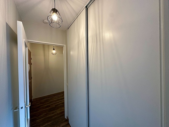 Séjour avec fenêtres double vitrage