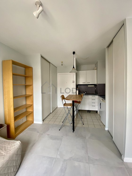 Cuisine équipée de lave linge, réfrigerateur