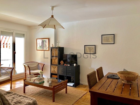 Salon avec du parquet au sol