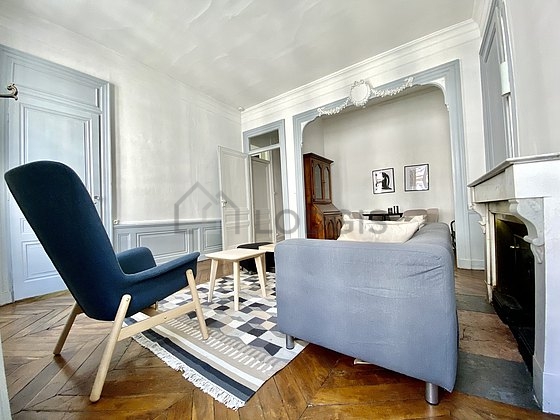 Salon avec du parquet au sol