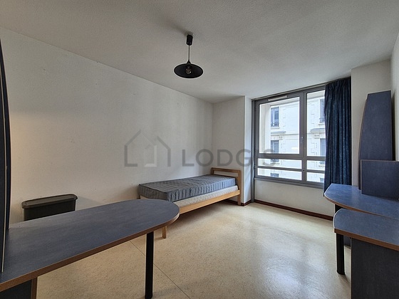 Living room furnished with 1 bed(s) of 90cm, dining table, cupboard, 1 chair(s)