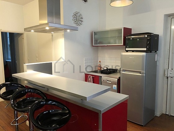 Cuisine dînatoire pour 3 personne(s) équipée de lave vaisselle, plaques de cuisson, réfrigerateur, hotte