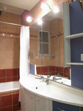Bathroom with windows and with tilefloor