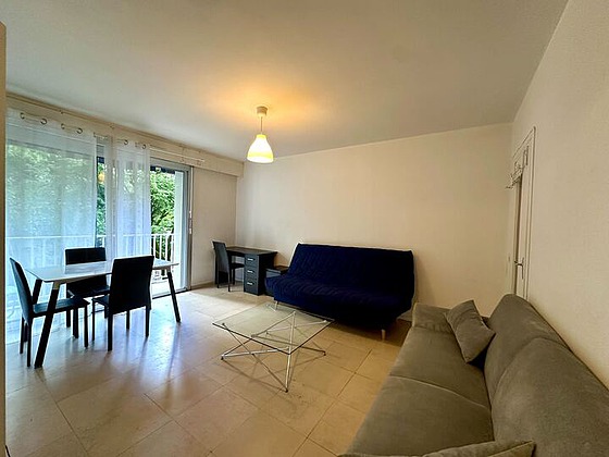 Living room furnished with 1 sofabed(s) of 140cm, dining table, coffee table, 5 chair(s)