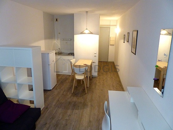 Séjour équipé de 1 canapé(s) lit(s) de 130cm, table à manger, table basse, 3 chaise(s)