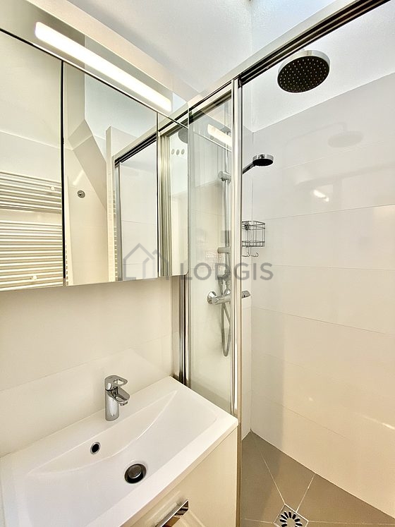 Salle de bain équipée de lave linge, serviettes de bain