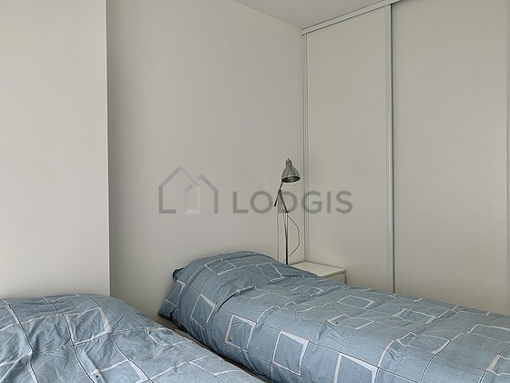 Chambre avec du parquet au sol
