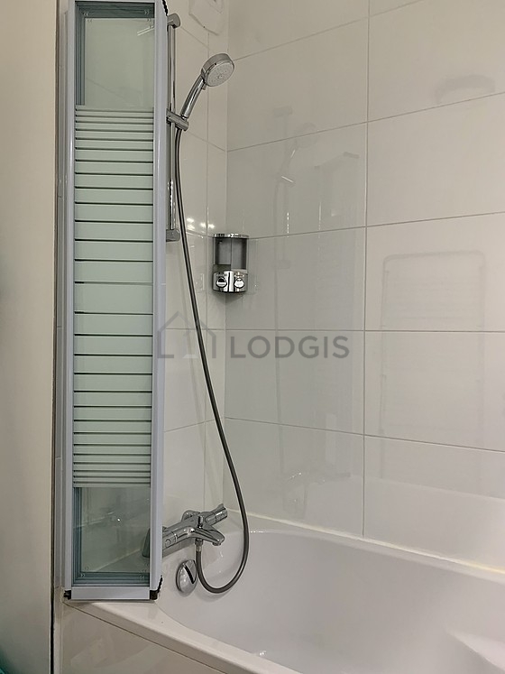 Salle de bain équipée de lave linge, serviettes de bain