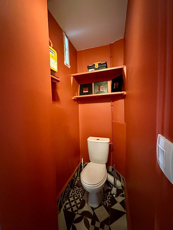 Toilettes indépendantes de la salle d'eau