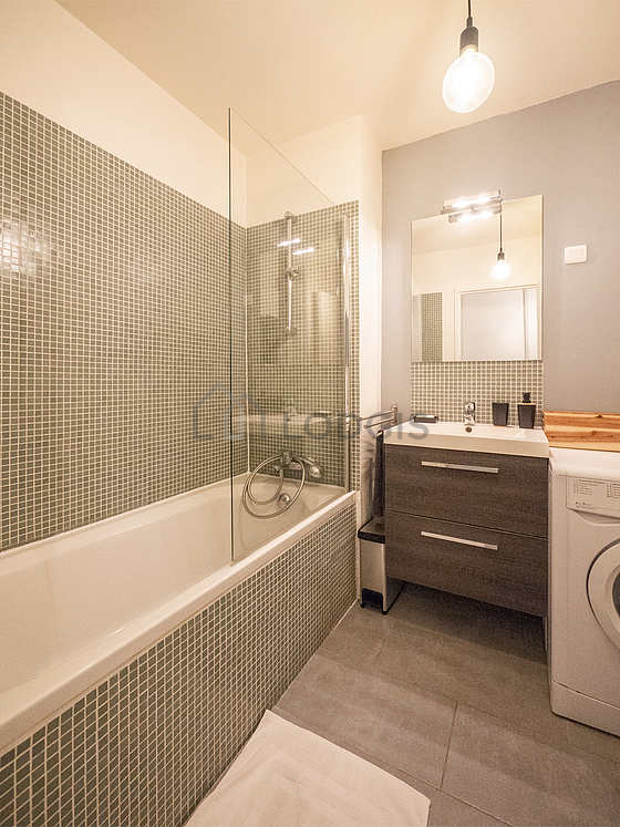 Agréable salle de bain très claire avec du carrelage au sol