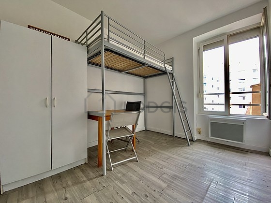 Séjour équipé de 1 lit(s) mezzanine de 90cm, table à manger, placard, 1 chaise(s)