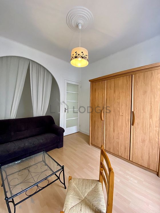 Living room furnished with 1 bed(s) of 140cm, sofa, coffee table, closet