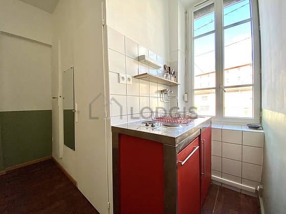 Cuisine équipée de plaques de cuisson, réfrigerateur