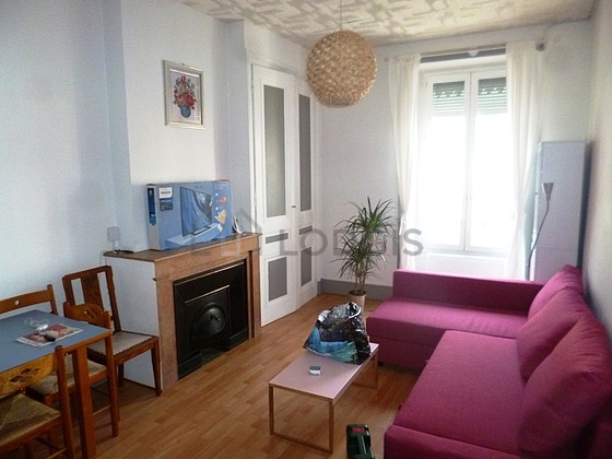 Salon avec du parquet au sol