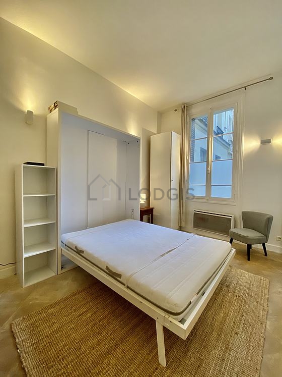 Salon avec du parquet au sol