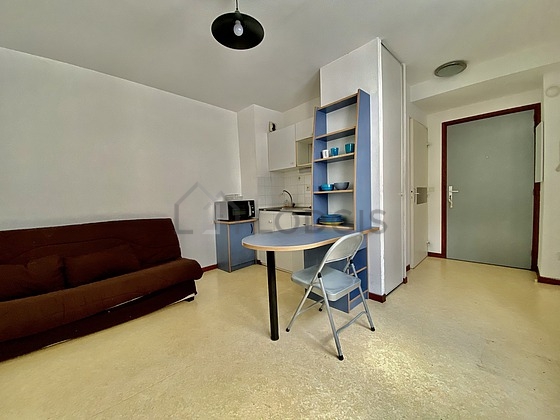 Living room furnished with 1 sofabed(s) of 140cm, desk, 2 chair(s)