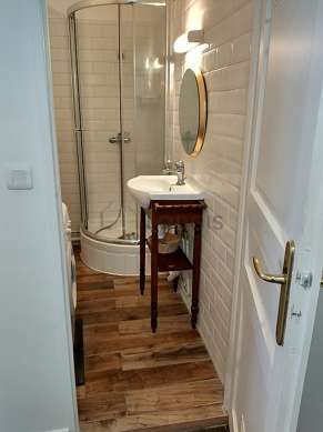 Pleasant and bright bathroom with woodenfloor