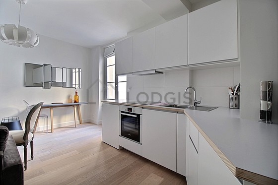 Belle cuisine avec du parquet au sol