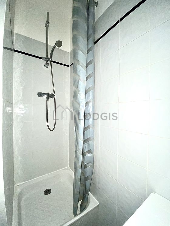 Agréable salle de bain très claire avec du carrelage au sol