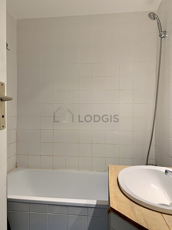 Bathroom equipped with bath towels