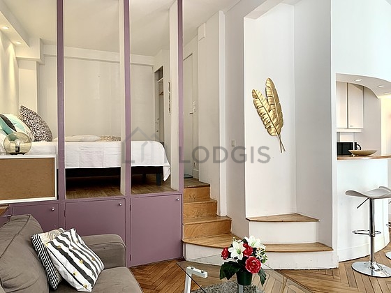 Living room of 18m² with the carpeting floor