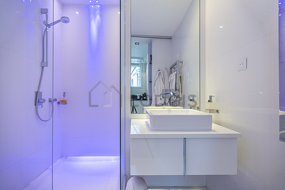 Agréable salle de bain claire avec du carrelage au sol