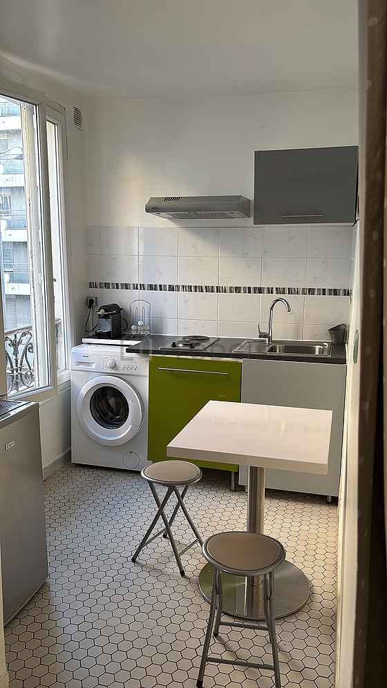 Belle cuisine de 7m² avec du parquet au sol