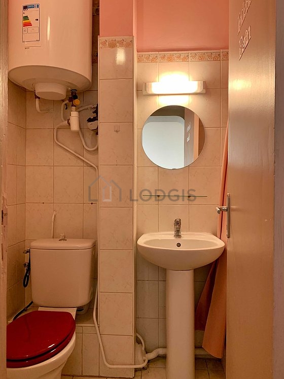 Salle de bain équipée de lave linge, serviettes de bain